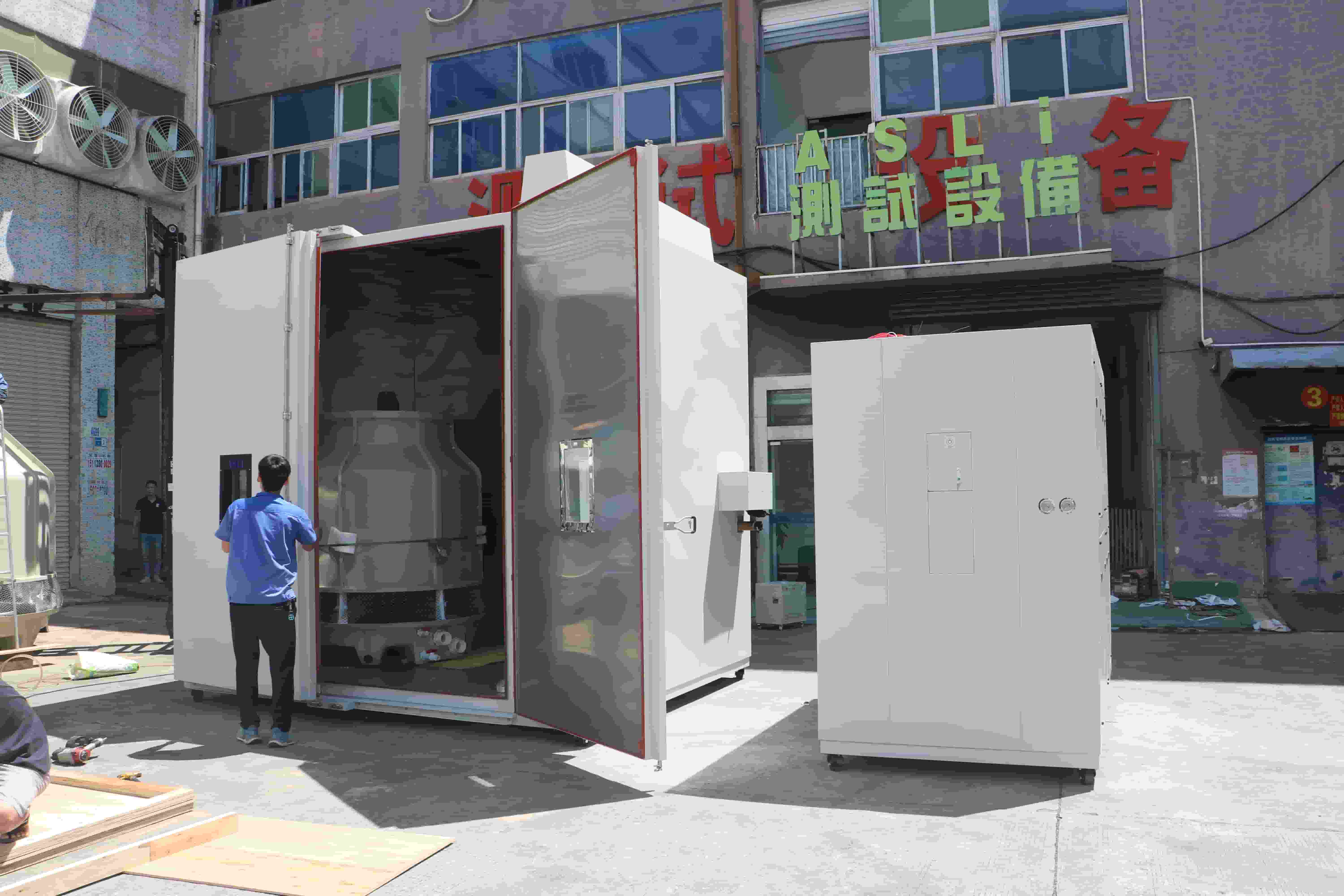 Walk-in test chamber detail